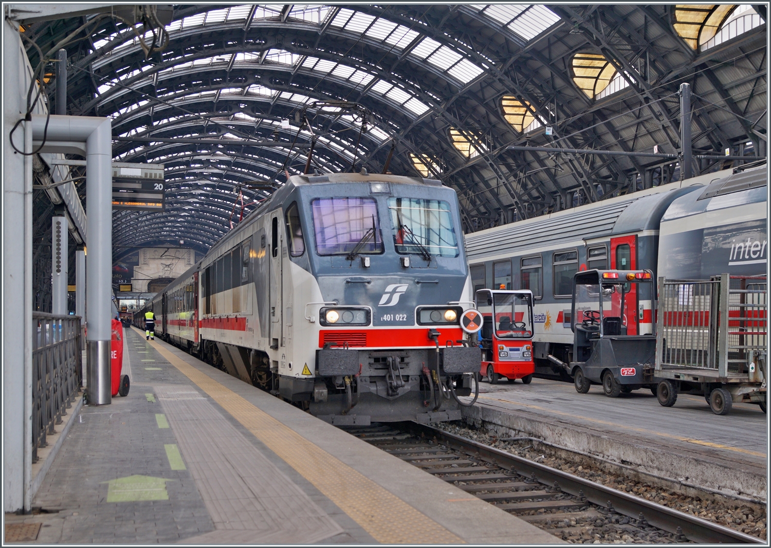 Ich habe noch ein Bild der FS Trenitalia E 401 gefunden: mit einen Intercity wartet die FS Trenitalia E 401 022 in Milano Centrale auf die Abfahrt.

8. November 2022