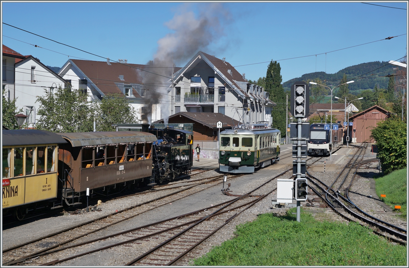 Il était une fois... les années 40 / Es war einmal: die 40er Jahre: Und da dampfte es noch kräftig, trotz Kohlemangel..
Mit der BFD HG 3/4 N° 3 ist ein Dampfzug in Blonay angekommen, im Hintergrund steht der GFM Ce 4/4 131 von GFM Historique und noch weiter hinten ein kaum zu Szene passender CEV MVR ABeh 2/6. 

11. September 2022