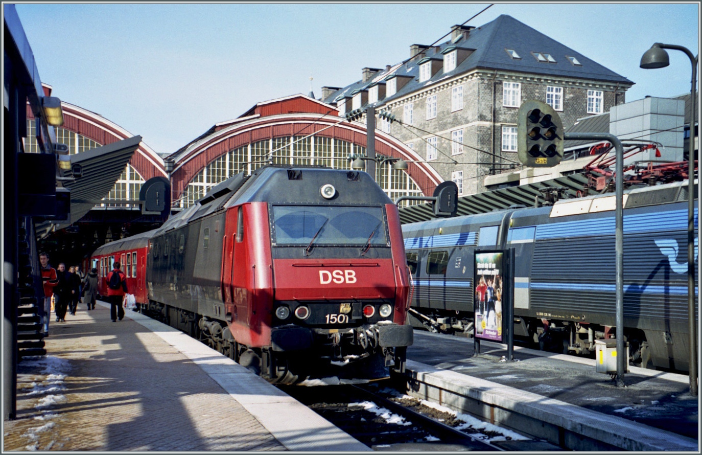 Im Bahnhof von København steht die DSB ME 1501. 

Analogbild vom 21. März 2001