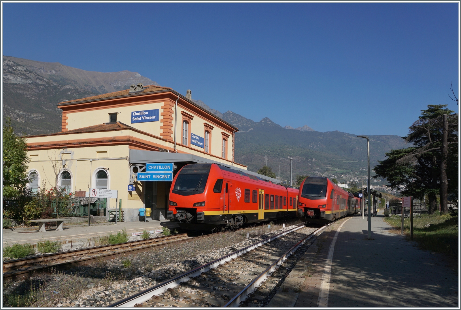 In Chatillon Saint Vincent kreuzen sich die beiden bimodulare FS Trenitalia BUM BTR 813 004 von Aosta nach Torino und BUM BTR 813 001 der Gegenrichtung.

11. Oktober 2023