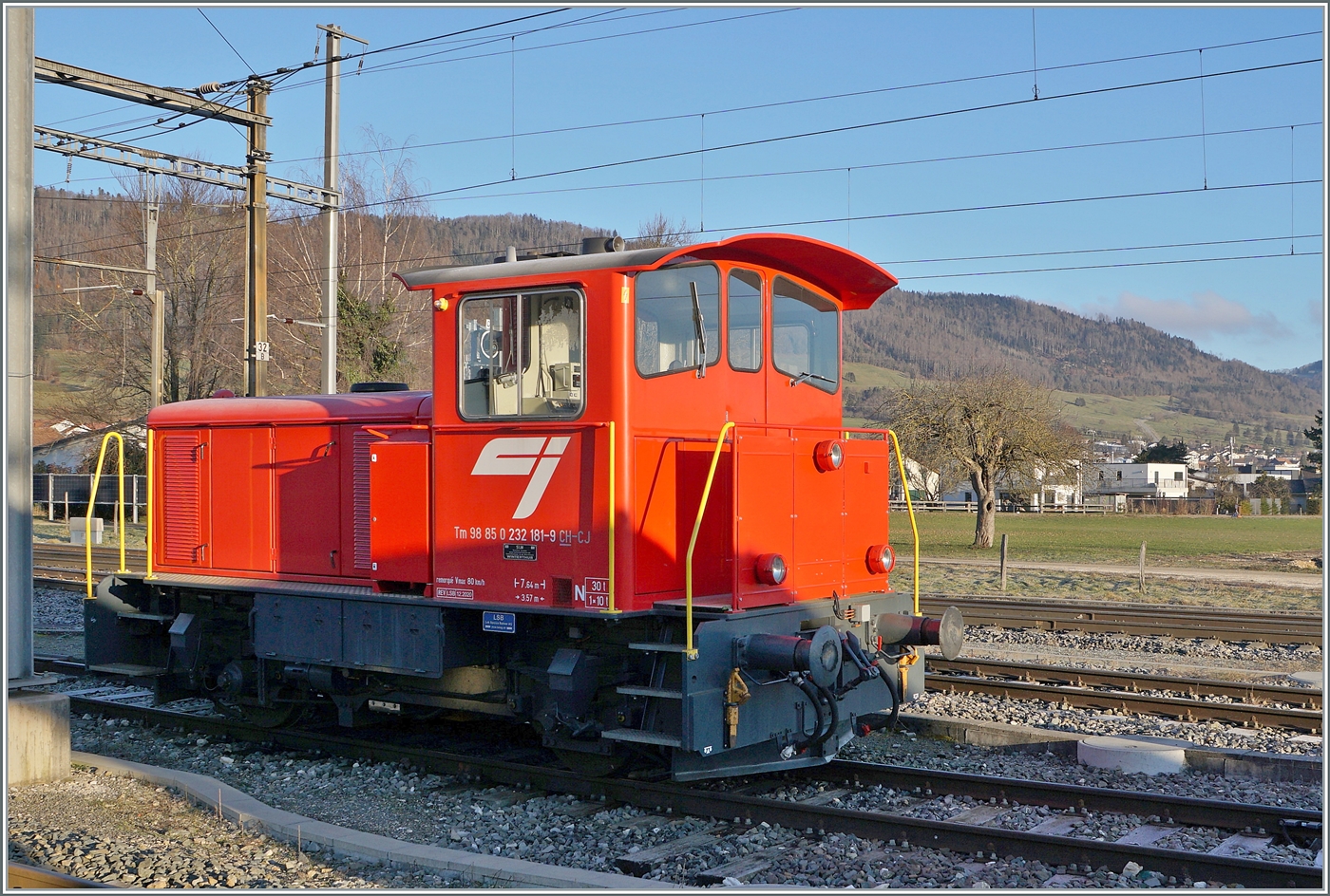 In Glovelier steht der CJ (Normalspur) Tm 232 181 (Tm 98 85 0 232 181-9 CH-CJ) welcher hier zum Rangieren für den Rollbockverkehr genutzt wird. Lichtmässig war es nicht ganz einfach: Zuerst dunkel, dann noch im Schatten (Combe Tabeillon) und bei Sonnenlicht war dieses so tief, dass wie hier, Schatten das Bild beeinträchtigte, aber ich habe viele interessante Stellen gesehen, die ich bei Gelegenheit mal ausprobieren werde...

13. Jan. 2025