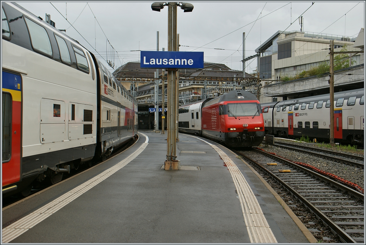 In Lausanne wartet die SBB Re 460 045 mit ihrem IR 90 nach Brig zwischen zwei Zügen auf die Abfahrt nach Brig. 

31. Mai 2024 