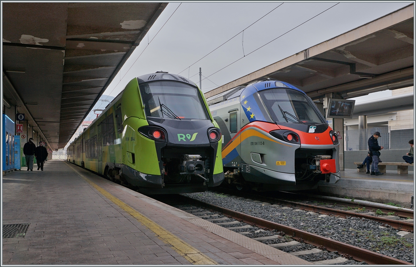 In Palermo Centrale zeigen sich die beinden FS Trenitalia ETR 104 228 und 117 in der neune Regionalzugfarbgebung und in der Ursprungsfarbgebung. 

5. Mäzr 2026
