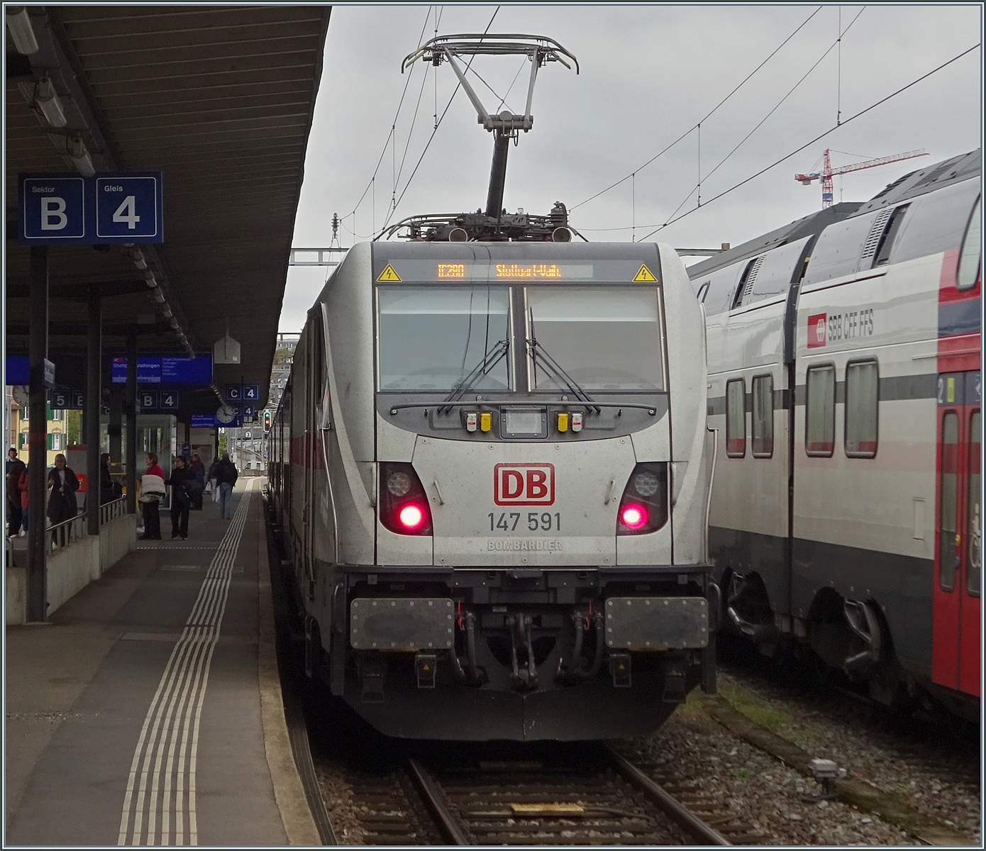 In Schaffhausen wartet die DB 147 591 mit ihrem IC 280 nach Stuttgart Vaihingen auf die Abfahrt. 

18. Okt. 2026
