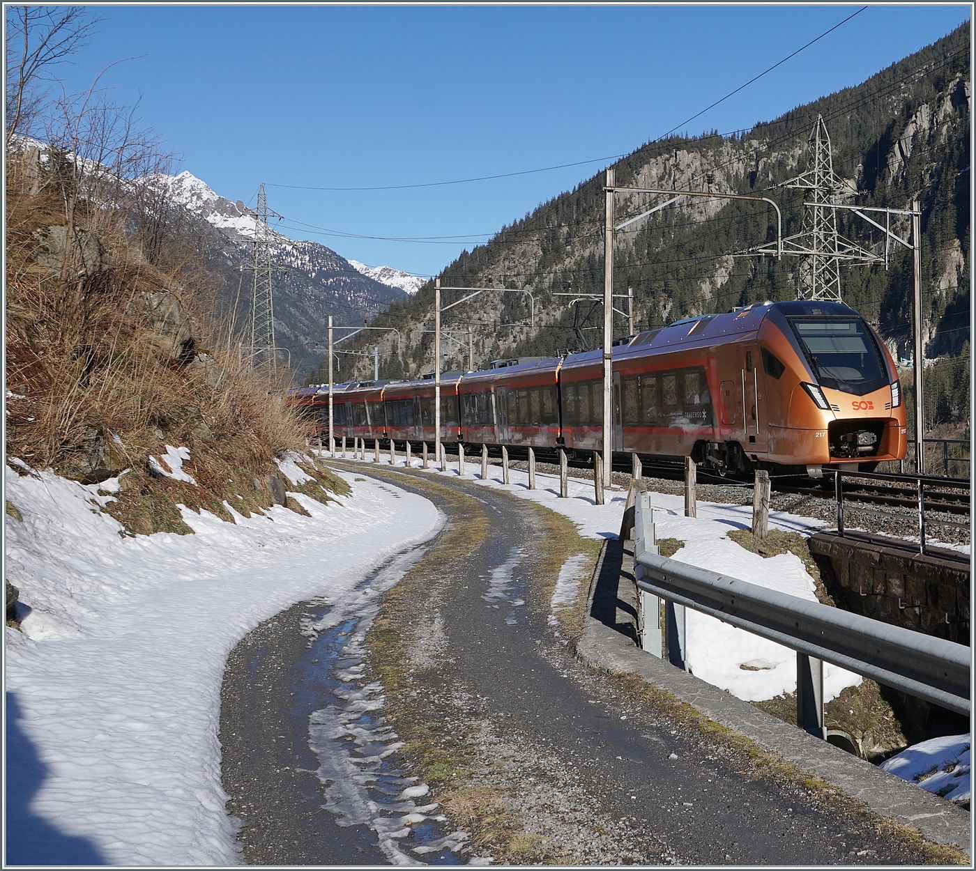 Kurz vor der Ankunft in Göschenen konnte ich die nach Locarn fahrenden SOB RABe 526 217 fotografieren. 

21. Januar 2025