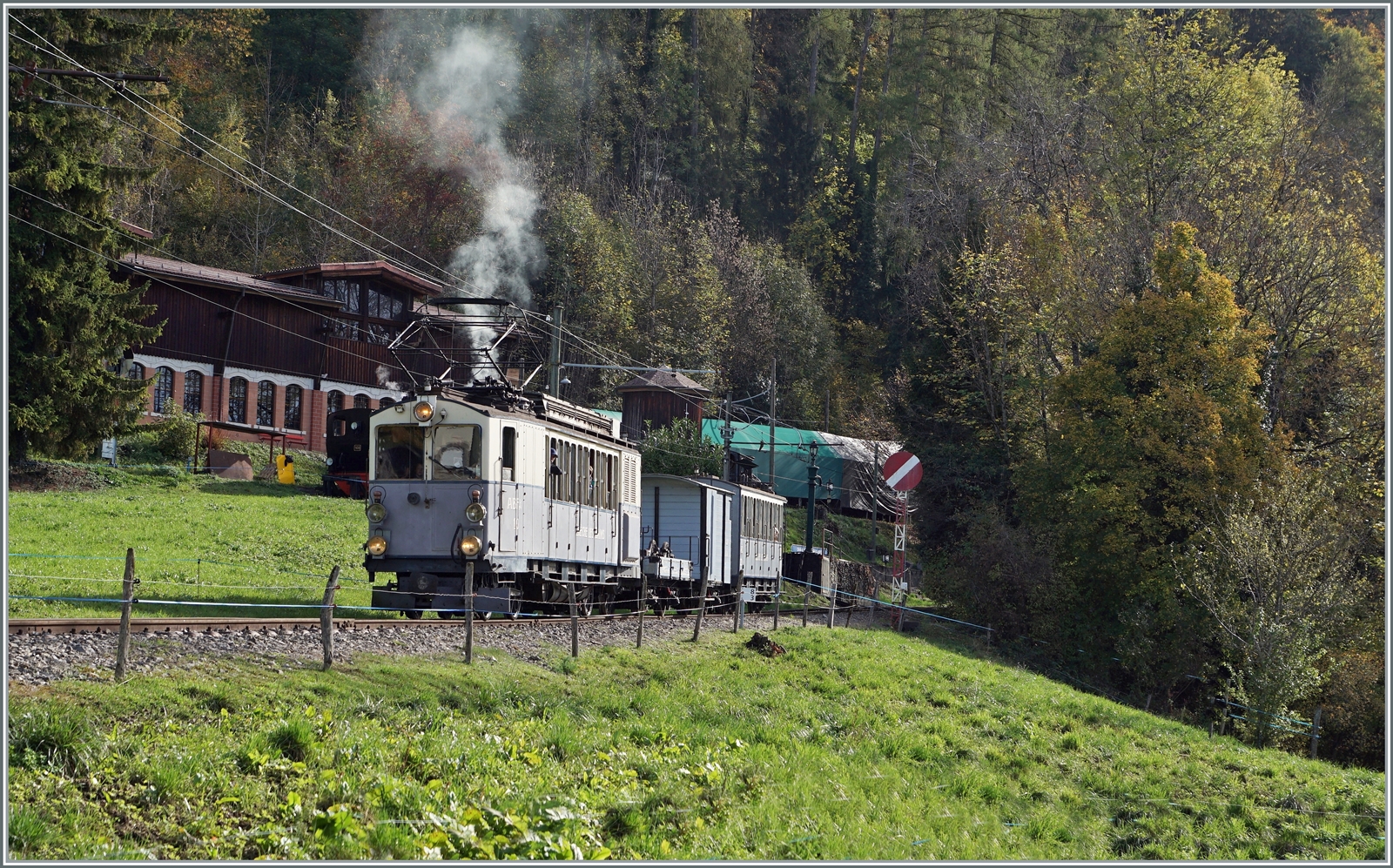  La DER de la Saison!  (Saisonabschlussfeier der Blonay-Chamby Bahn 2022) - Der als LLB ABFe 2/4 N° 10 angeschriebene BCFeh 4/4 der Blonay-Chamby Bahn ist mit seiner stilreinen LLB Garnitur bestehend aus den Wagen LLB AB4 N° 22 (1915), dem gedeckten LLB Güterwagen K 41 (1915) und dem LLB Flachwagen K 60 (1915) auf dem Weg von Chaulin nach Chamby. 

30. Oktober 2022 