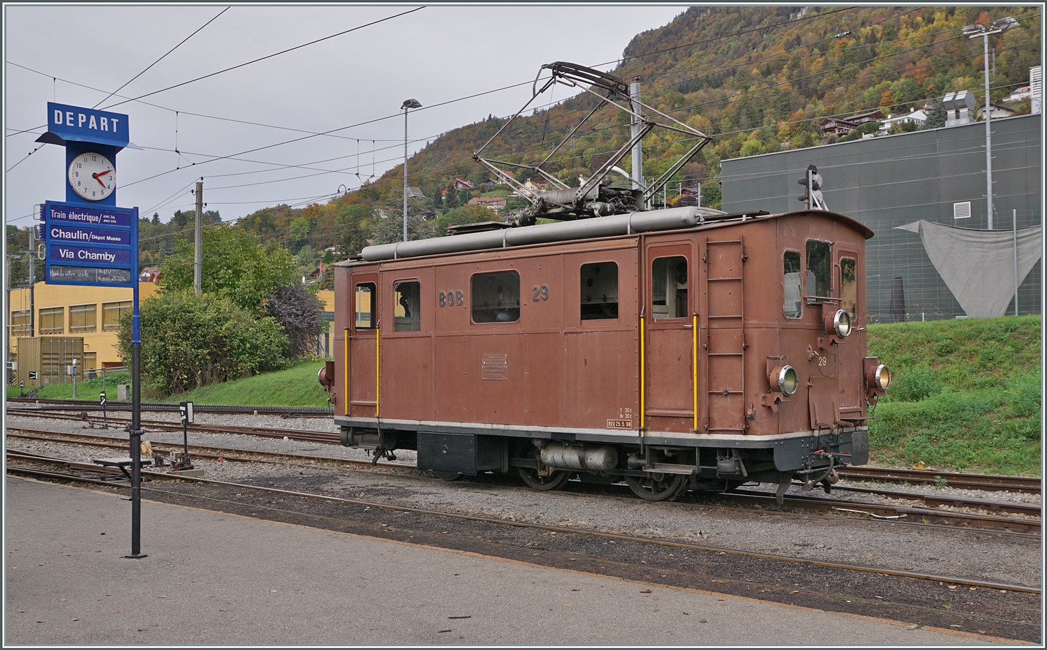  La DER de la Saison 2023  - Die 55. Saison der Blonay-Chamby Bahn neigt sich dem Ende entgegen, doch auf dem Abfahrtsanzeiger wird bereits in die Zukunft geschaut: die 56. Saison beginnt am 4. Mai 2024... Im Bahnhof von Blonay rangiert die BOB HGe 3/3 N° 29.

29. Oktober 2023
