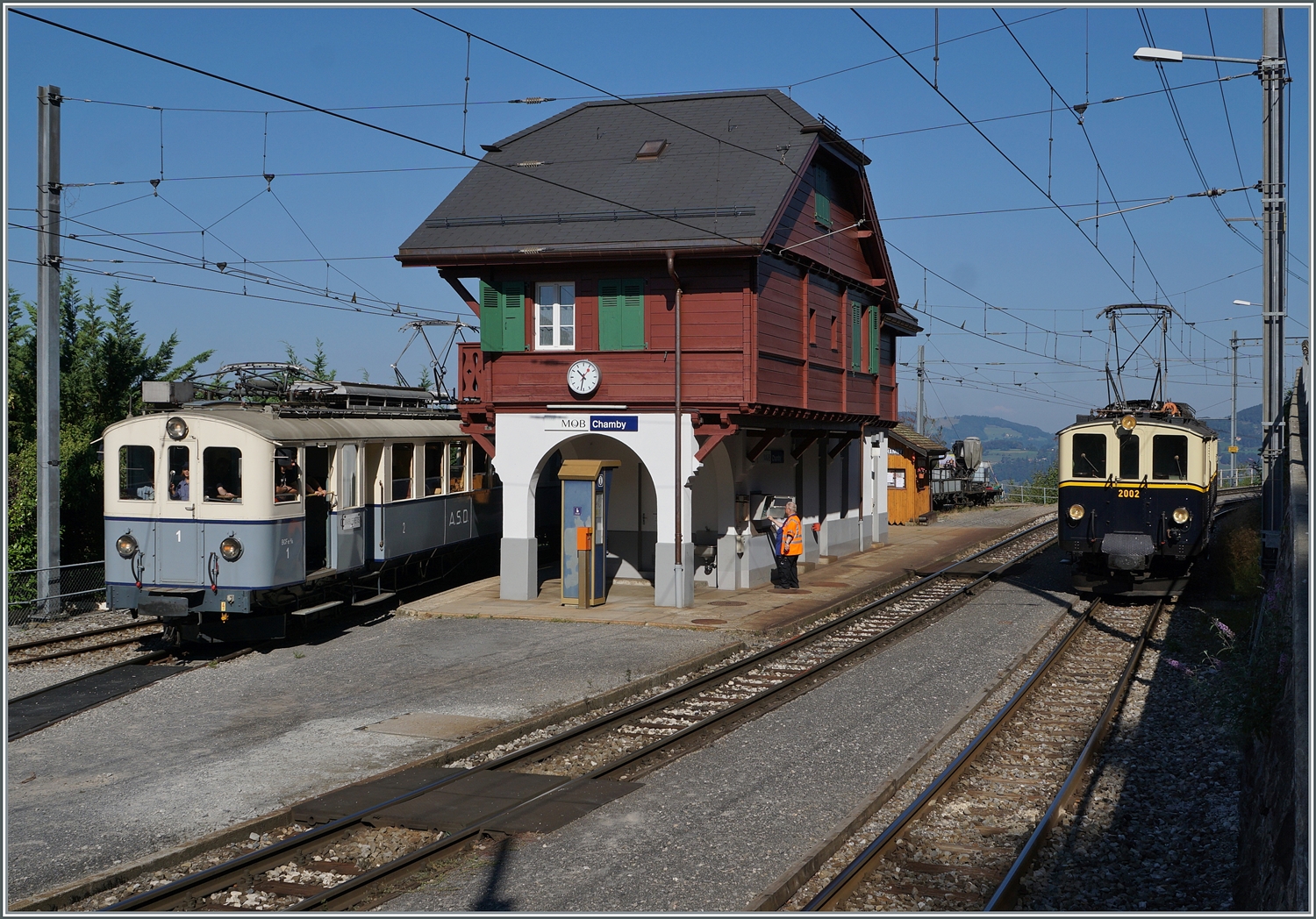 Le Chablais en fête  bei der Blonay Chamby Bahn. Die Eröffnung des ersten Teilstückes der Bex - Villars Bahn vor 125 Jahren, sowie die vor 80 Jahren erfolgte Fusion einiger Strecken im Chablais waren der Anlass zum diesjährigen Herbstfestivals  Le Chablais en fête. 
Nachdem Genuss der überraschenden Fahrzeugparade (siehe ID 824032) musste das Gleis in Chamby rasch für einen Planzug geräumt werden. Nun stehet der MOB DZe 6/6 2002 auf dem Ausweichgleis  und der ASD BCFe 4/4 N° 1 wartet auf die Fahrt nach Chaulin.

10. September 2023