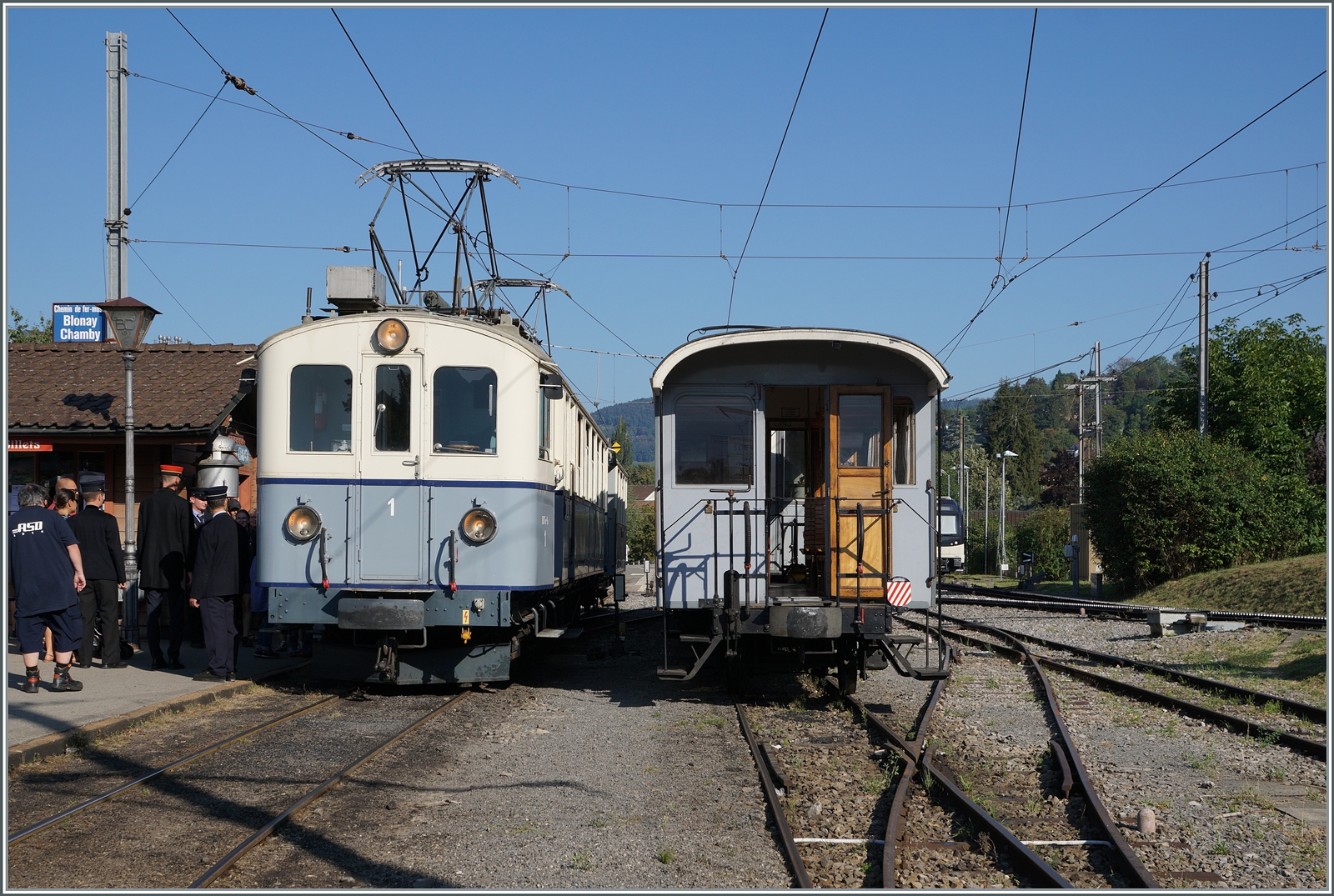 Le Chablais en fête  bei der Blonay Chamby Bahn. Der 1913 gebauten und 1940 umgebauten BCFe 4/4 N° 1 der ASD steht bei der Blonay-Chamby Bahn in Blonay mit einem abfahrbereiten Zug nach Chaulin am Hausbahnsteig. 

9. September 2023