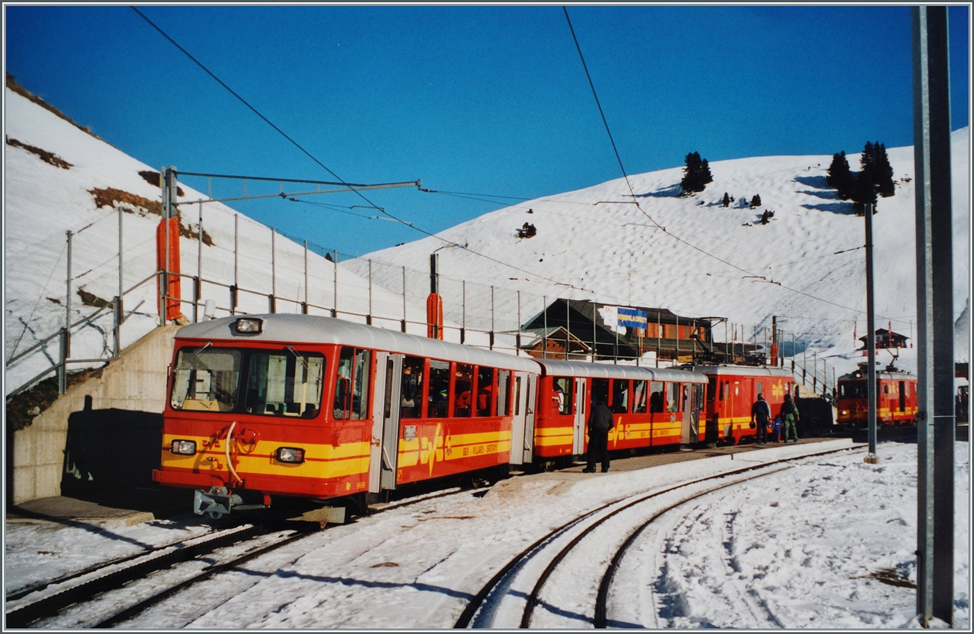 Mein einzigstes Bild mit beiden TPC BVB HGe 4/4 Lokomotiven 31 und 32, wobei mir diese Besonderheit bei der Aufnahme wohl nicht bewusst war, sonst hätte ich dieses spezielle Motiv etwas anders angegangen. 
Immerhin zeigt das Bild zumindest den farbenfrohen BVB Regionalzug mit seinem Steuer- und Beiwagen in einer schönen Winterlandschaft auf der Gipfelstation Col-de-Bretaye. 

Analogbild vom Jan. 2001