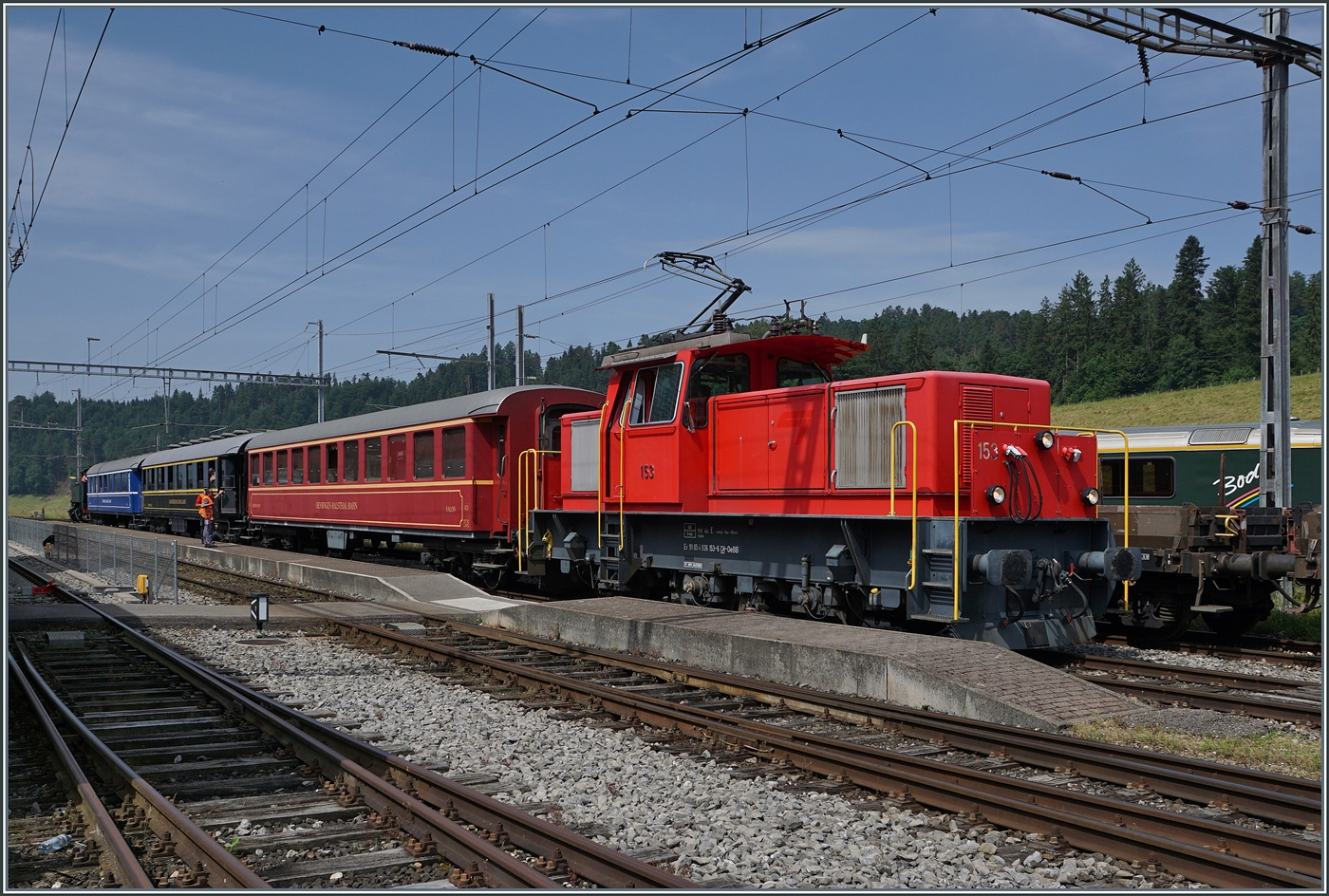 Mit dem Extrazug der Ed 2x 2/2 769 kam als Unterst�tzung auch die OeBB Ee 936 153 (UIC Ee 91 85 4 936 153-6 CH-OeBB) nach Sumiswald Gr�nen. Hier ist die Lok bereits am Zugschluss des erst am Nachmittag abgehenden Zuges eingereiht. 

14. Juni 2025