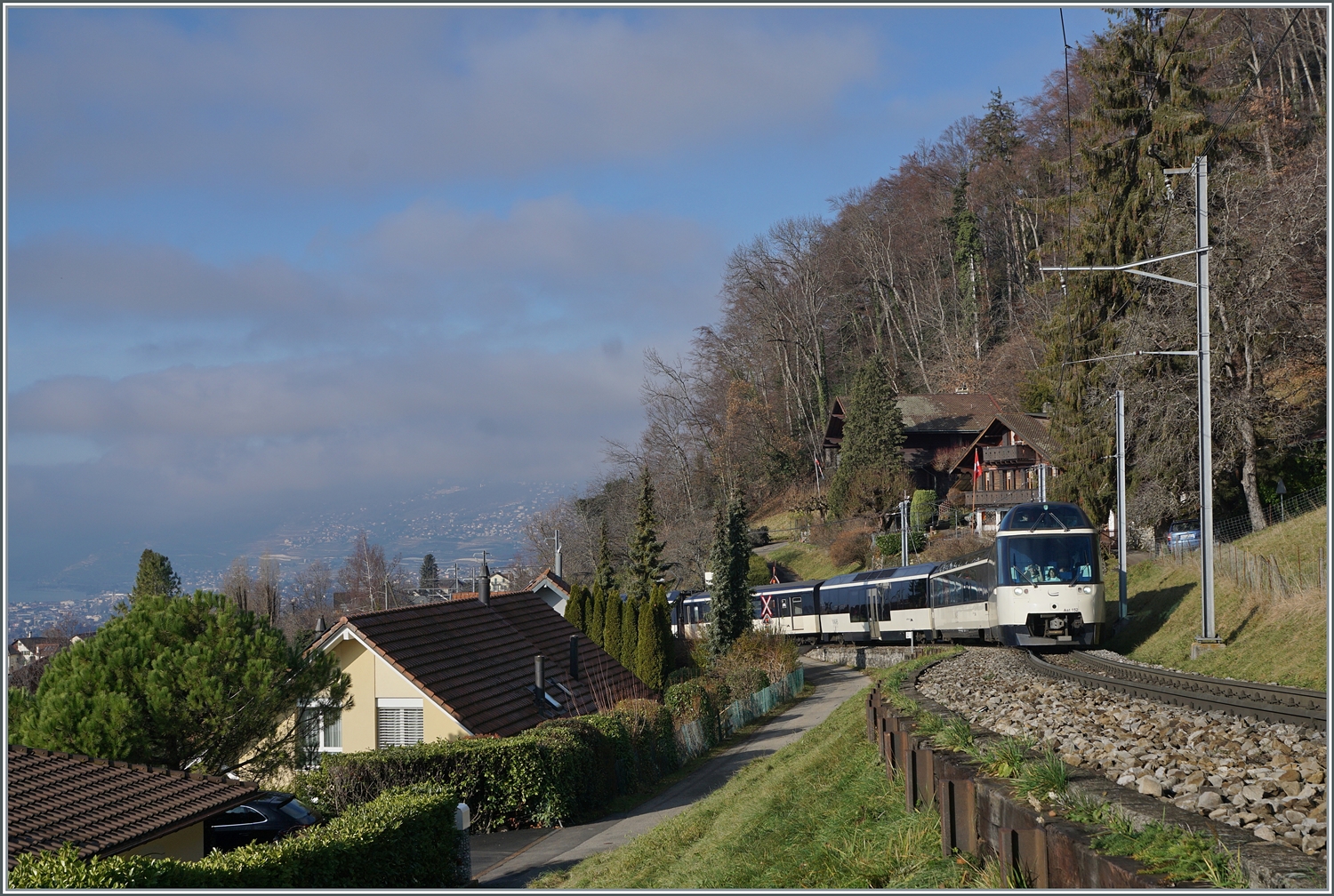 Mit dem Steuerwagen Ast 152 an der Spitze ist ein MOB Regional-Zug bei Chernex auf dem Weg von Montreux nach Zweisimmen. 

17. Dez. 2023 