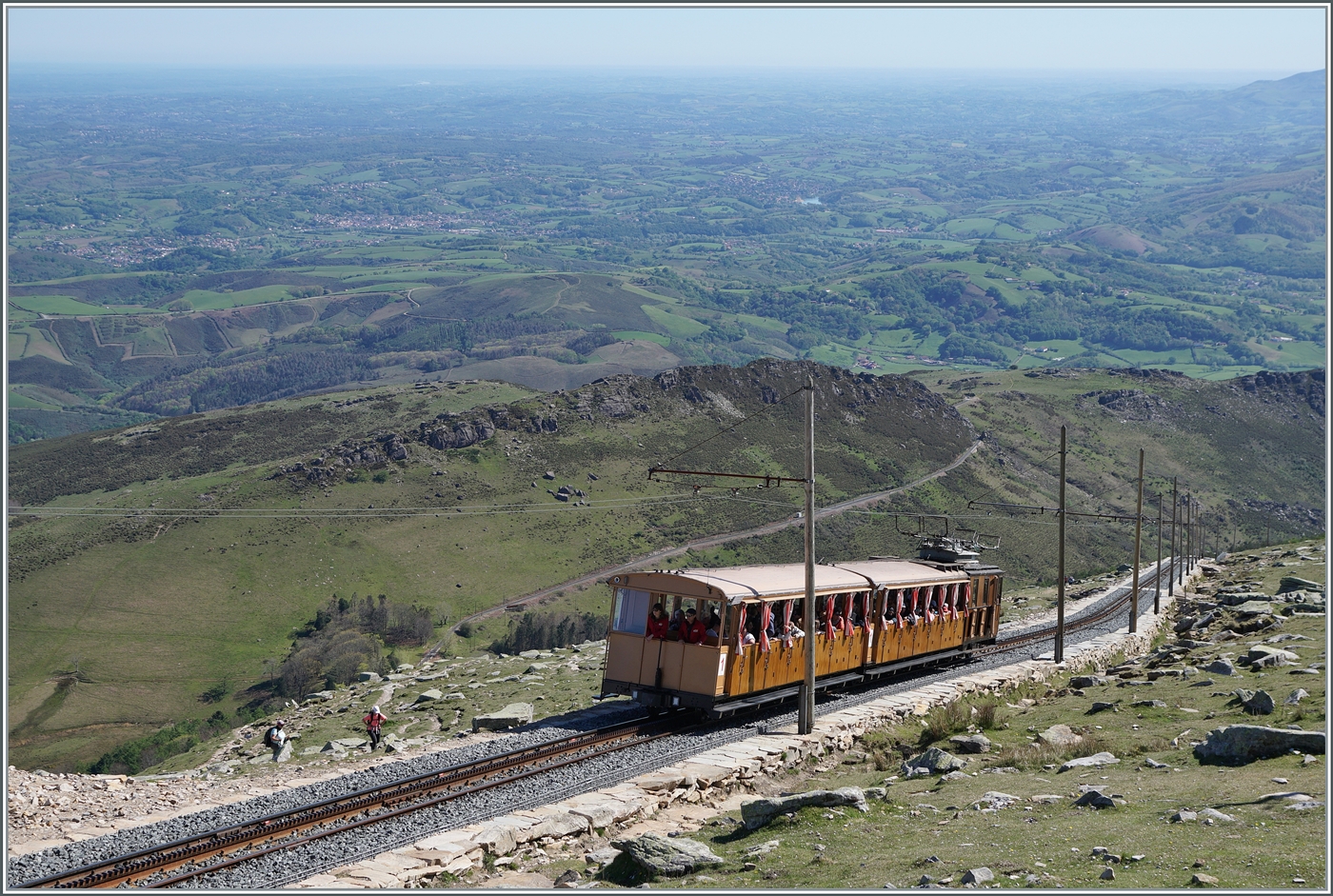 Mit Drehstrom gespeist, schiebt die kleine He 2/2 der Chemin de fer de la Rhune ihren Zug dem nahen Gipfel La Rhune (905 müM) entgegen. 

12. April 2024