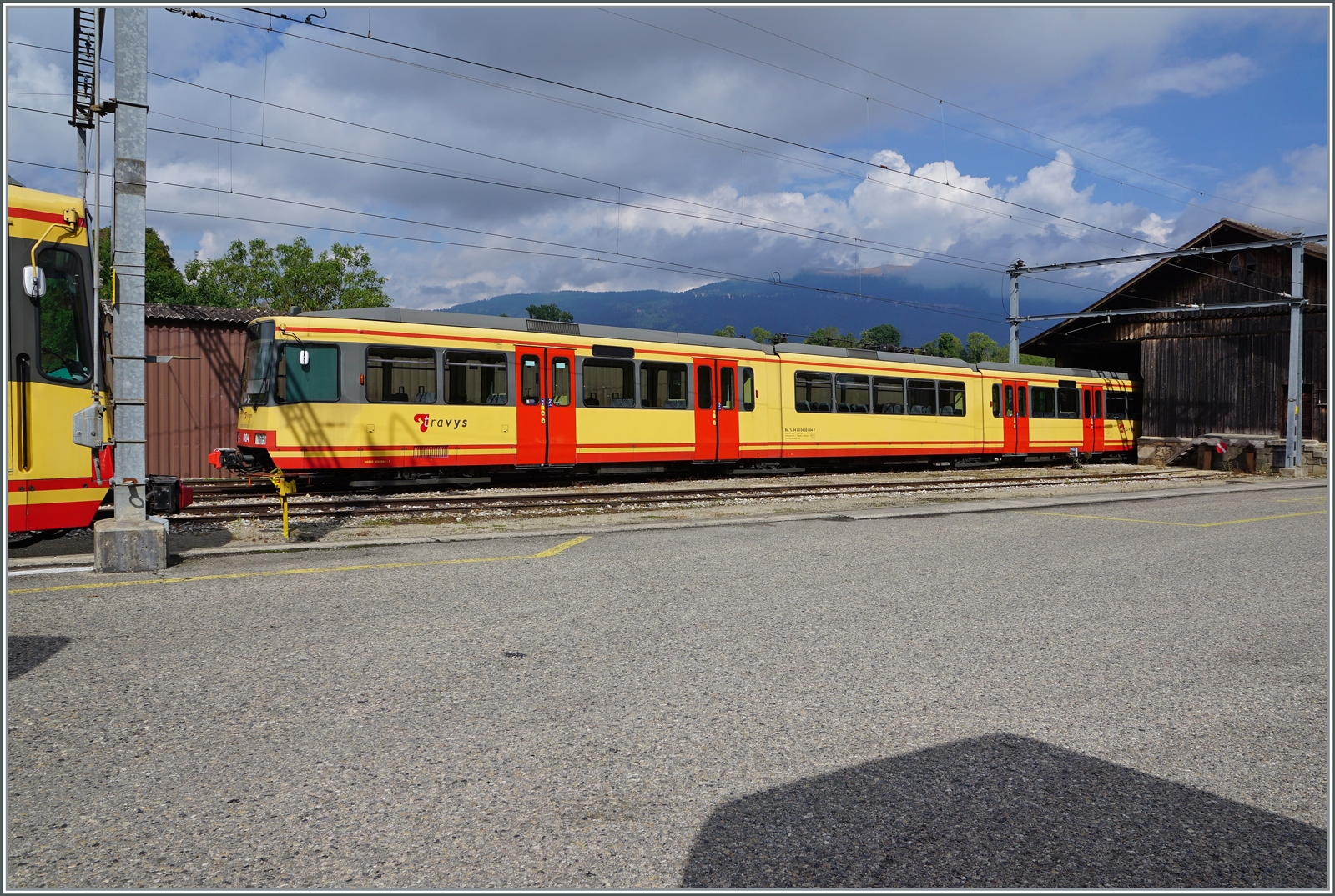 Mit einem Stromabnehmer-Schaden steht der OC / TRAVYS Be 4/8 004 in Orbe und wird nun vom  TRAVYS/OC Be 4/8 003 vertreten, der ganzu links im Bild kaum zu sehen ist.

15. Aug. 2022