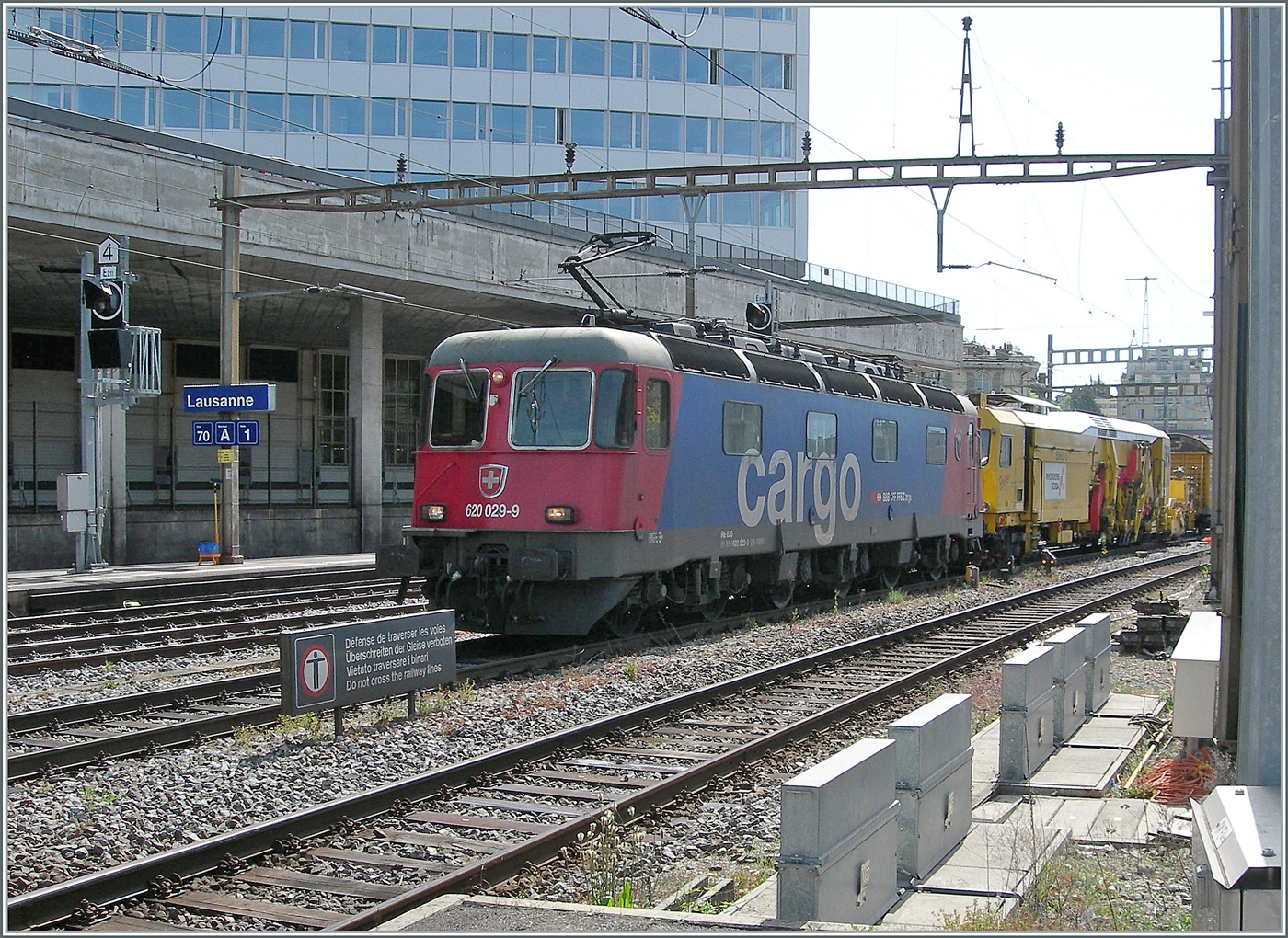 Mittagspause mal anders: an diesem sonnigen Freitag verbrachte ich meine Mittagspause (eine knappe Stunde) mit meiner kleinen Knipse auf dem Perron Gleis 3/4 (Seite Vevey) in Lausanne, in der Hoffnung, auf einen Güterzug auf Gleis 2; nun es kamen tatsächlich Güterzüge, leider alle im Gegenlicht und nur z.T. auf Gleis 2; aber troztdem fotografiere ich, und wage nun die vier Re 6/6 hier zu zeigen: 
Zuerst fuhr die SBB Re 6/6 11629 (Re 620 029-9)  Interlaken  mit einem Bauzug auf Gleis 2 durch. 

2. Mai 2025