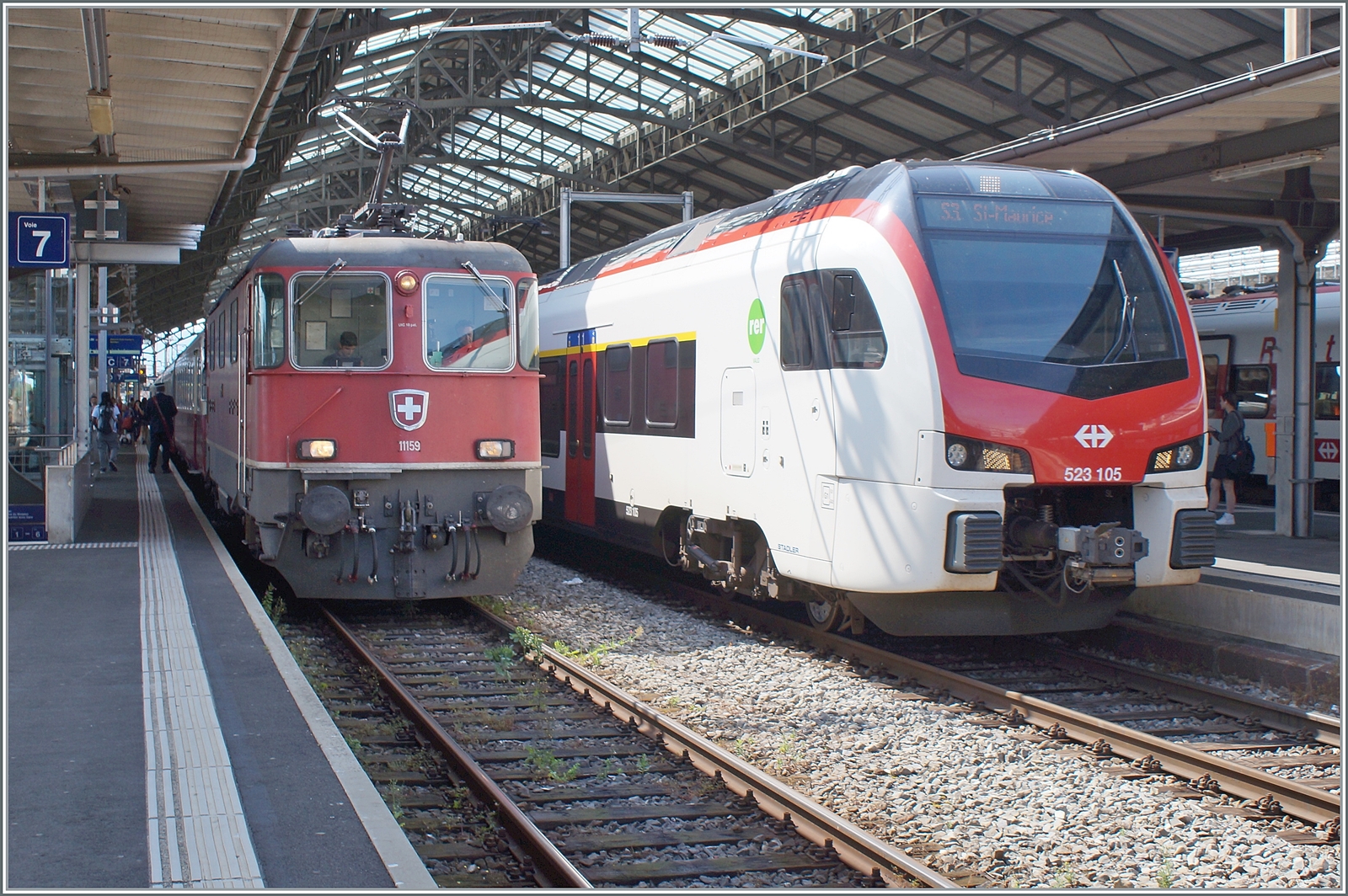Neben dem SBB RABe 523 105 nach St-Maurice steht in Lausanne die SBB Re 4/4 II 11159 und bei genauem Hinschauen entdeckt man einen Zugchef mit einer Müzte. Vor etlichen Jahren hatten die CFL und die SBB den Mut die Mützen abzuschaffen, folglich muss hinter der Re 4/4 II was besonders eingereiht sein...

5. Juli 2023
