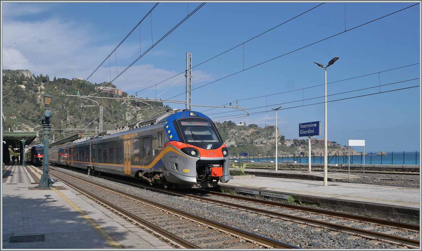Noch ein Bild aus Taormina, bez. dem Bahnhof von Taormina Giardini, nun vom Bahsteig 1 aus in Richtung Nord/Osten und dem Meer im Hintergrund. Ein FS Trenitala ETR 104 nach Catania ist gerade dabei, den Bahnhof zu verlassen. 

11. M�rz 2026