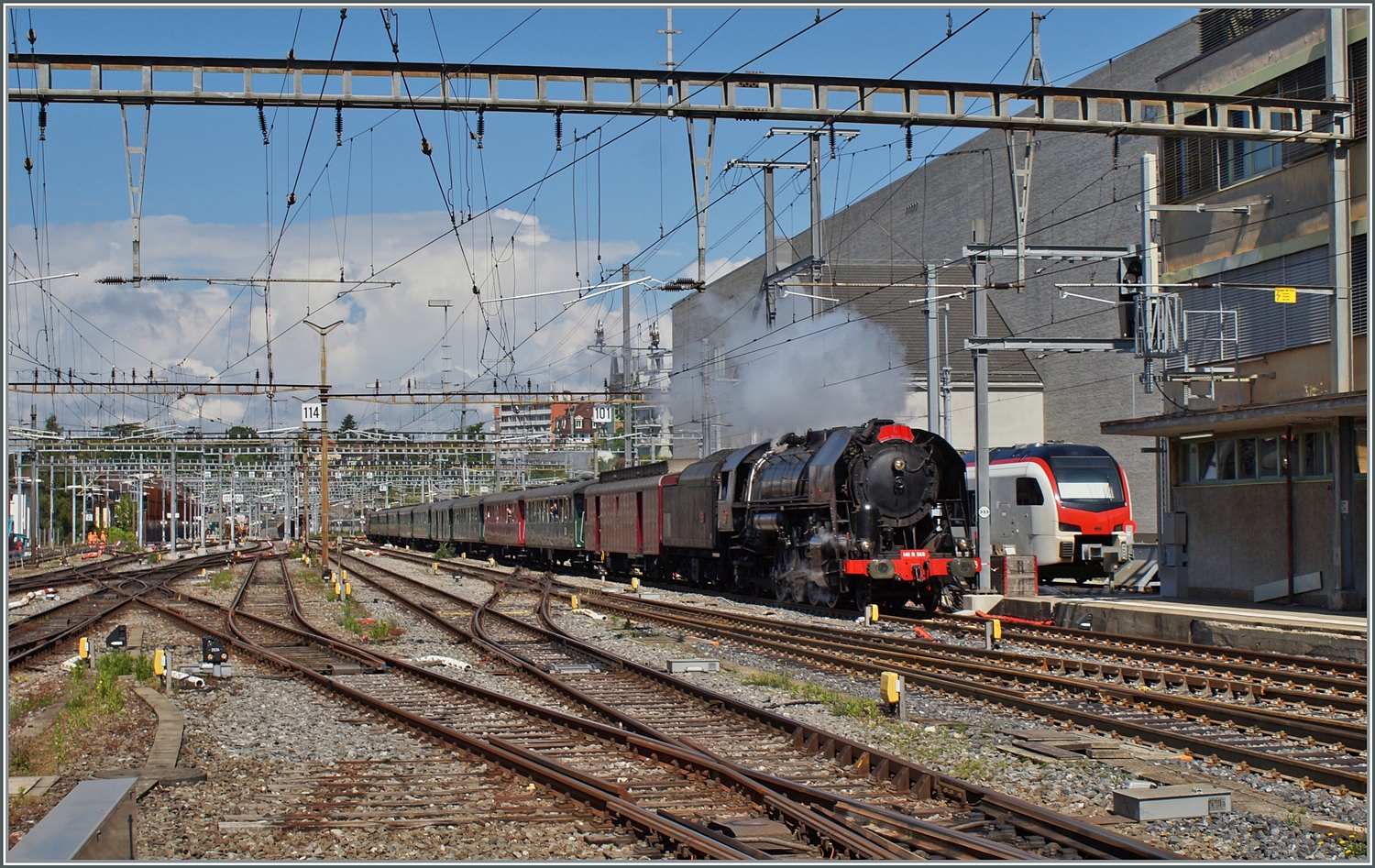 Noch mehr dampf und (dies für mich ziemlich überraschend): Die mächtige (ex) SNCF Dampflok 141 R 568 der  L'Association 141R568  erreicht mit ihrem Extrazug von Vallorbe nach Thun den Bahnhof von Lausanne, wo eine kurzer Halt vorgesehen ist.

25. Mai 2024  