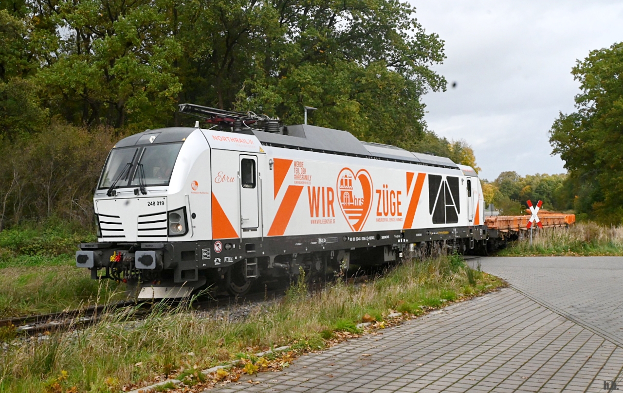  NRAIL 2248 019-2 bei der abfahrt mit einen leeren schotterzug 
vom bahnhof glinde,25.10.26