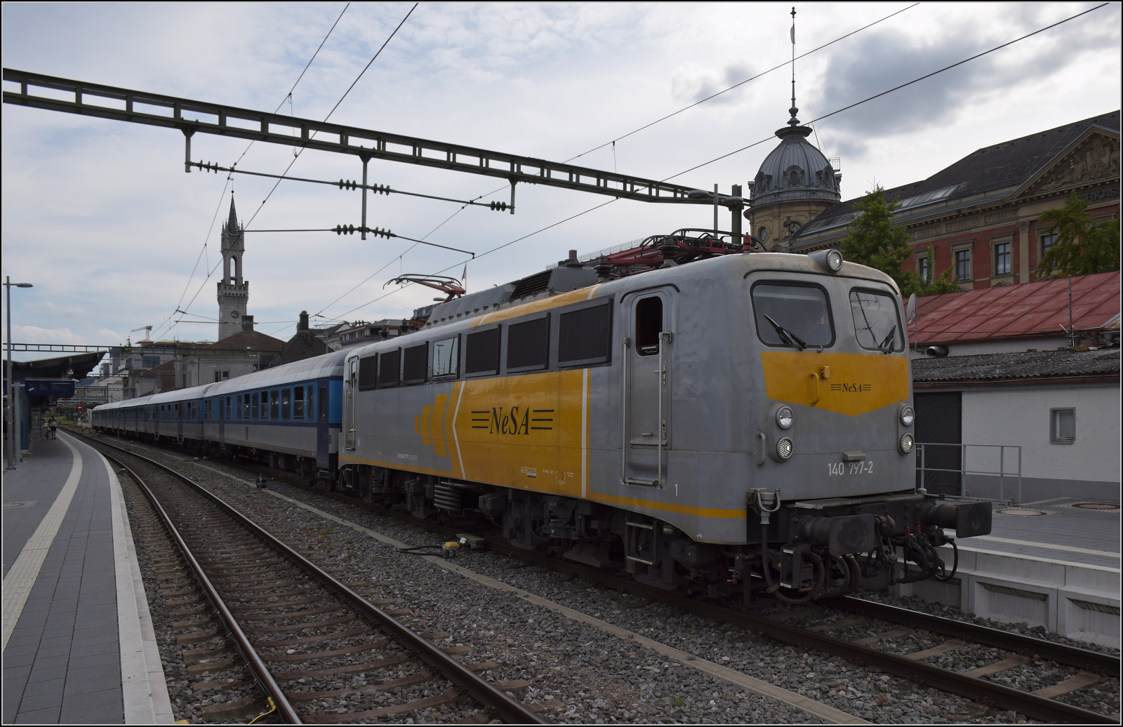 Radexpress Bodensee II. 

140 797 der NeSA mit dem SVG-Wagenpark hat nur eine kurze Zeit zum Einsteigen, da in Konstanz die Bahnsteig mittlerweile gut ausgebucht sind. Konstanz, August 2024.
