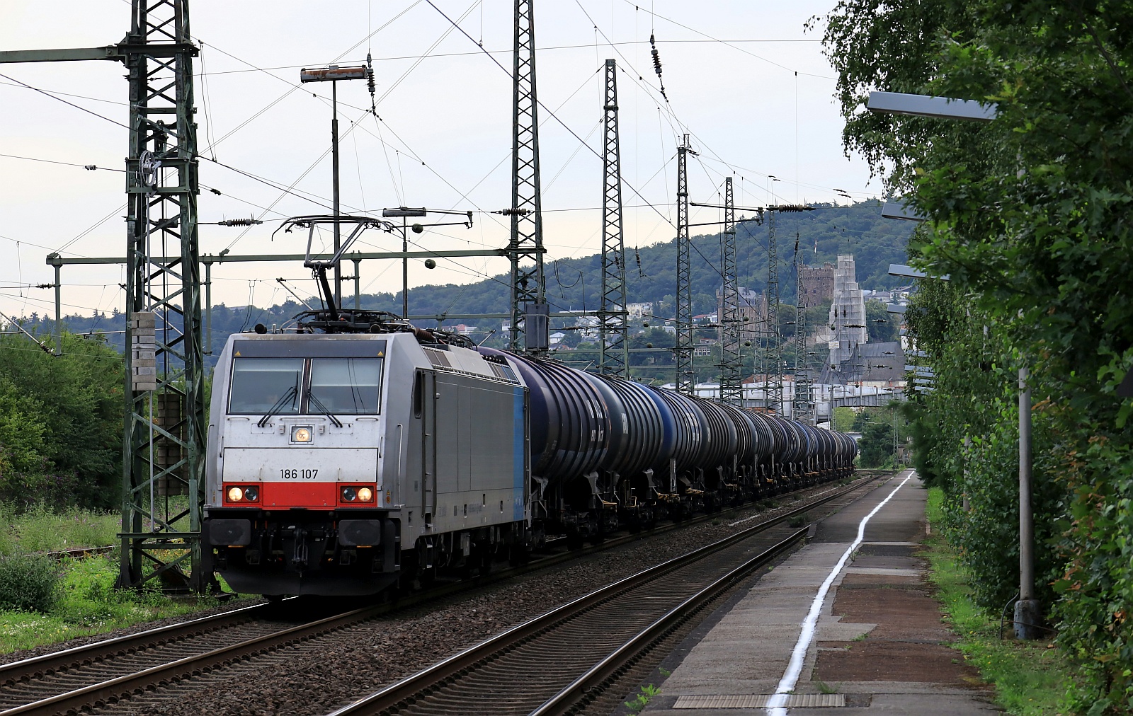 Railpool 186 107-9 REV/Talbot/20.02.25 mit Kesselzug gen Oberwesel. Bingen 09.08.2025
