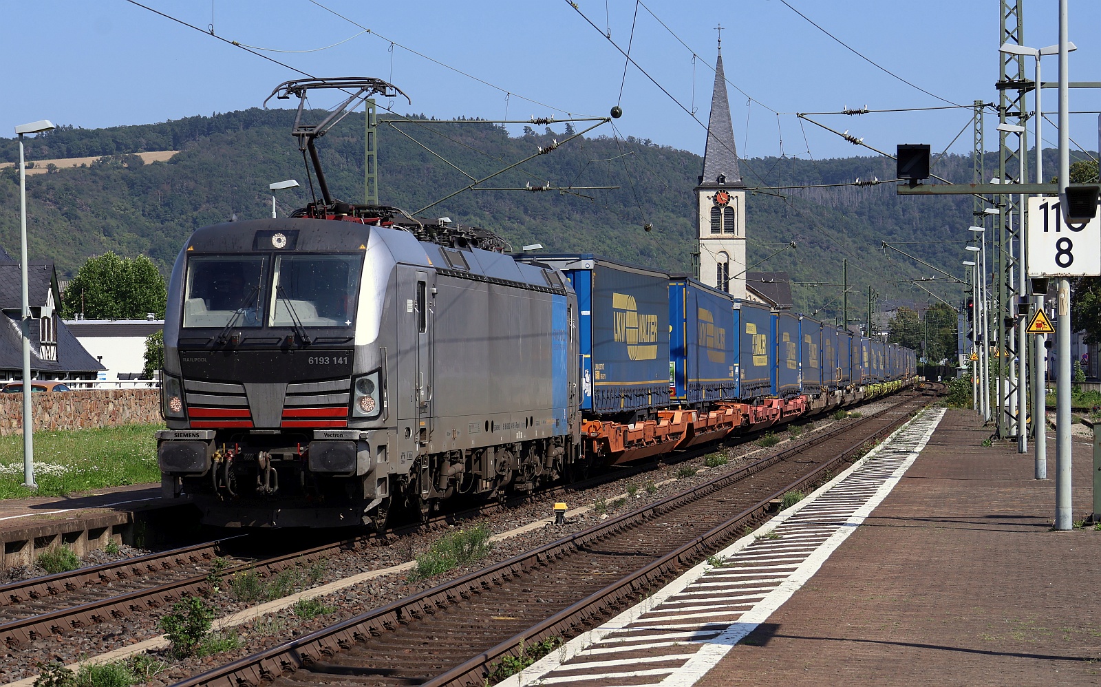 RailPool 193 141-9 REV/MMAL/29.09.23 mit LKW Walter KLV Durchfahrt Boppard am Rhein. 10.08.2025