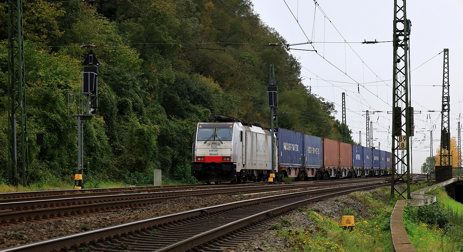 Railpool/Lineas 186 445 mit Containerzug abgestellt am Ro�steintunnel ca 2 km vor Kaub. 23.10.2023
