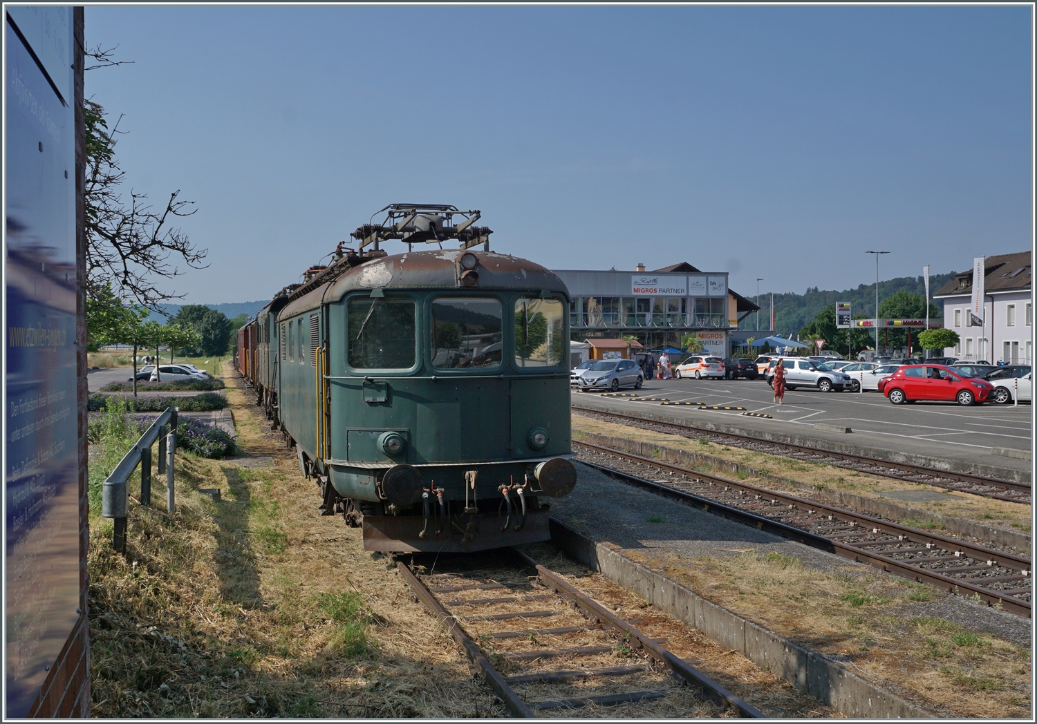 Ramsen, an der Strecke Etwilen Singen gelegen. ist zugleich der  Grenzbahnhof ; die Strecke wurde am 17. Juli 1875 eröffnet, der Personenverkehr am 21. Mai 1969 eingestellt, aber noch längere Zeit wurde der Abschnitt in der Schweiz für die  Rollende Landstrasse  genutzt. Doch als eine der wenigen Strecken in der Schweiz wurde bisher auf die Elektrifizierung verzichtet; insofern  passt  die Re 4/4 10042 hier nicht so ganz ins Bild. 

18. Juni 2023