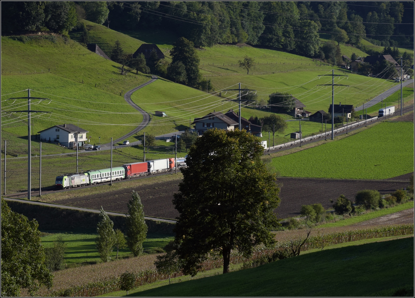 Re 486 509 mit Rola bei Riedtwil. September 2022. 