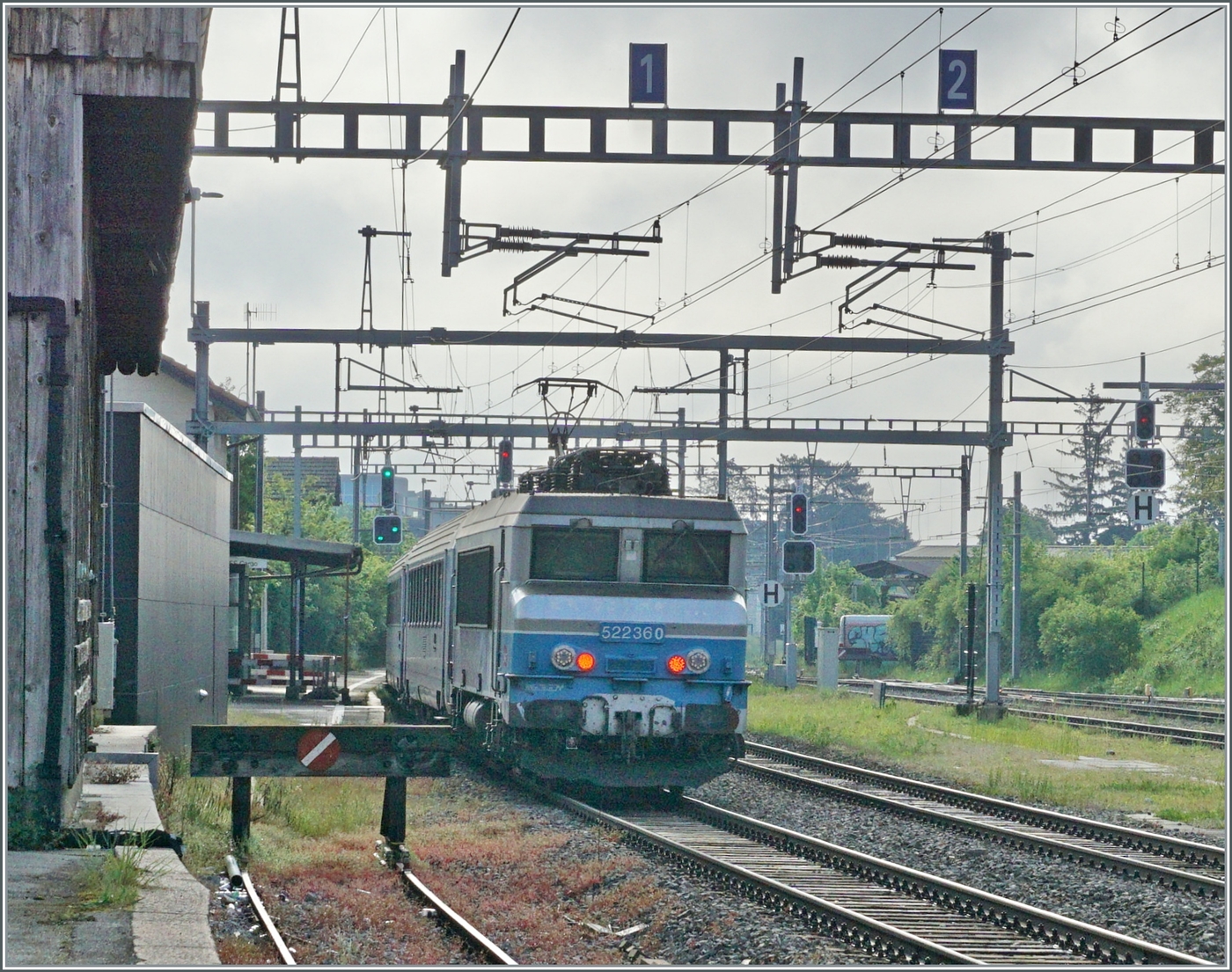 Schön, wenn auch 2026 die  nez cassé  noch im Einsatz sind! Bildfüllend zeigt sich die SNCF BB 22360 als Schublok des TER 96605 auf dem Weg von Grenoble nach Genève. Der Zug konnte ich in Vernier-Meyrin Cargo bei ungünstigem Gegenlicht fotografiert werden, da das Wetter schneller besser wurde als gedacht.

29. April 2026