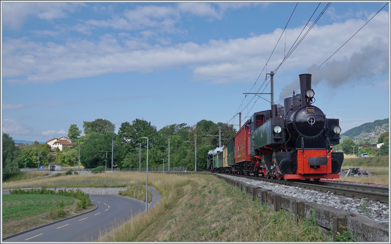 Schon fotogener zeigte sich der Nachschuss auf den Blonay-Chamby Riviera Belle Epoque von (Chaulin / Leermaterial) / Blonay nach Vevey zwischen St-Légier Gare und Château d'Hauteville mit der G 2x 2/2 105 am Zugschluss

6. Juni 2022