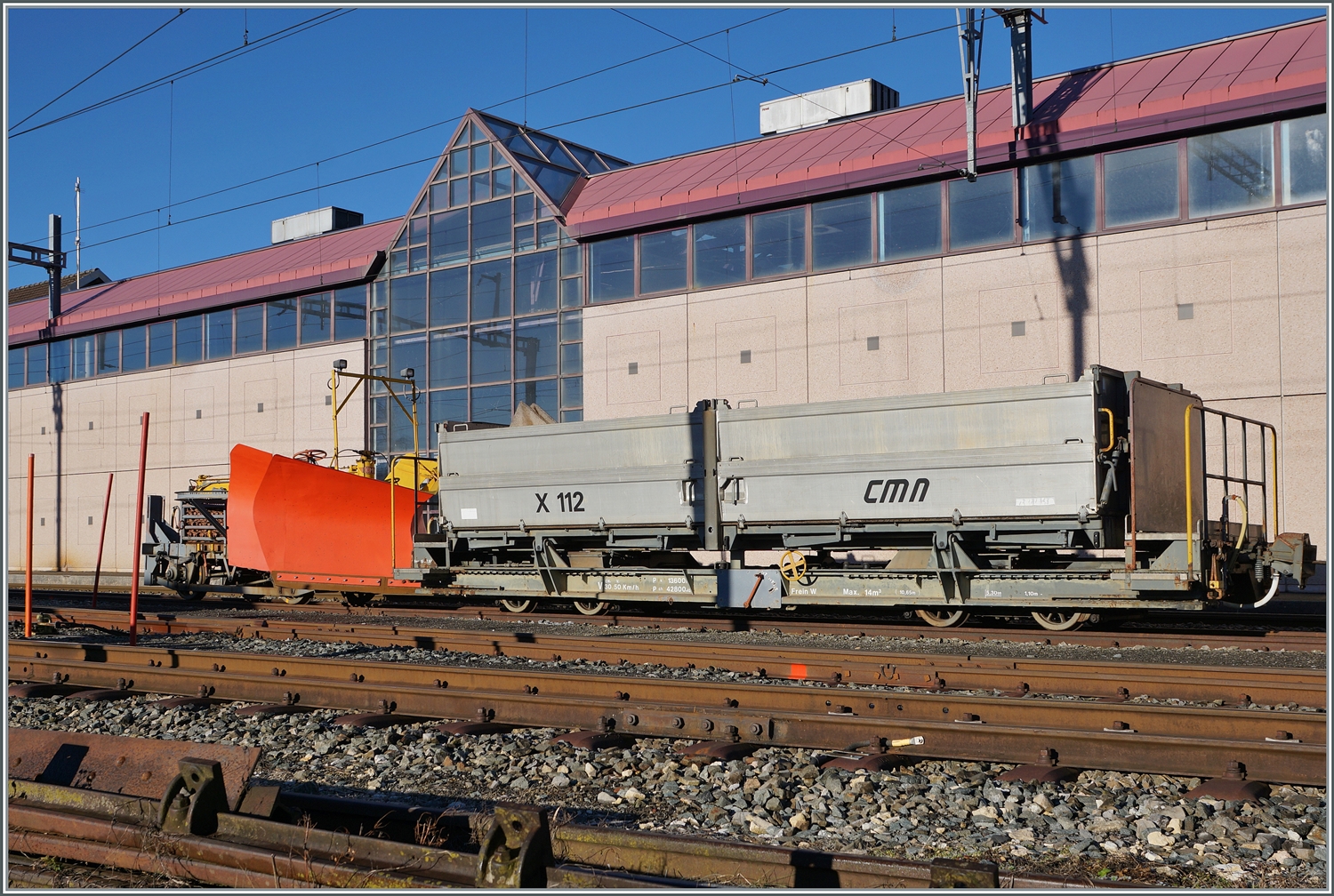 Selbst der recht moderne X 112 ist weiterhin mit cmn beschriftet. Dahinter ist noch ein Schneepflug zu erkennen. 

Les Ponts-de-Martel, den 3. Feb. 2024