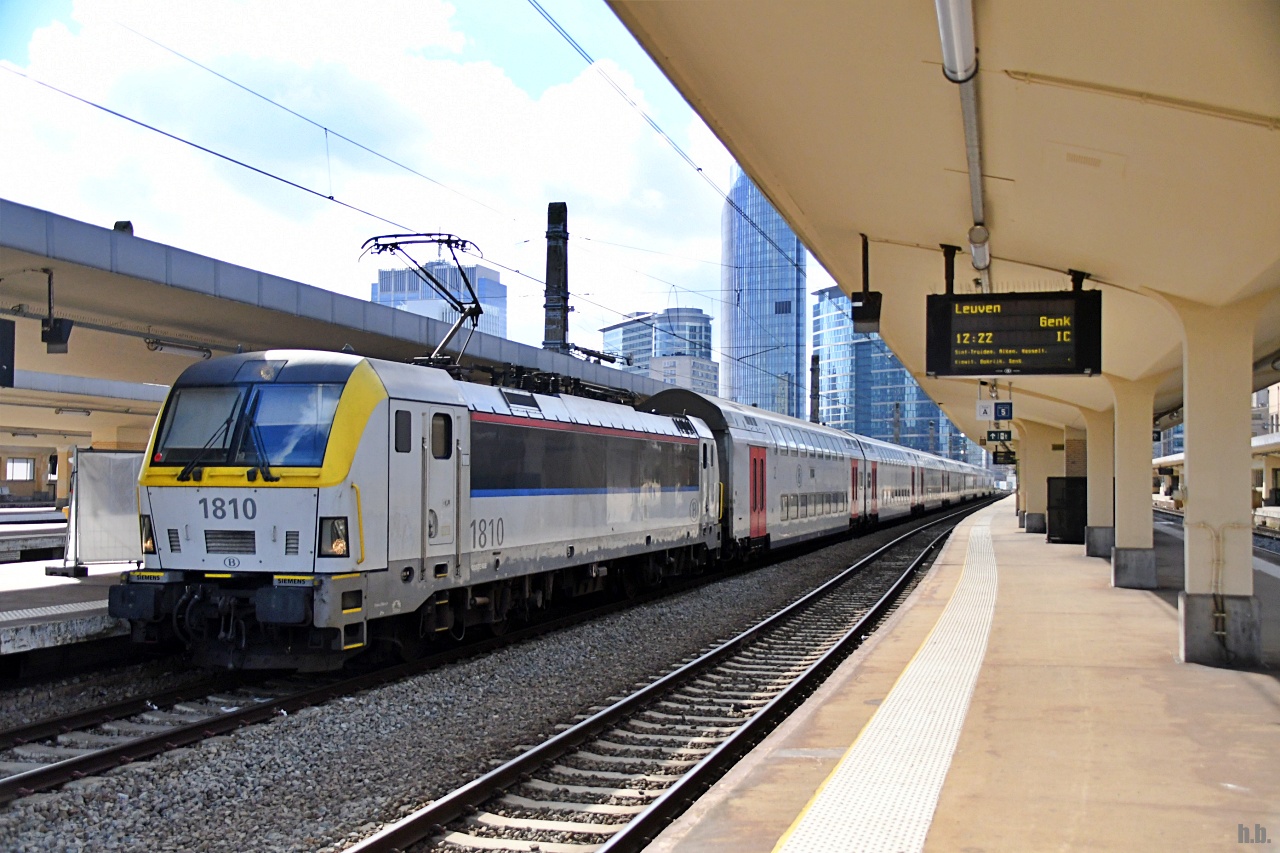 SNCB 1810 stand mit einen regionalzug in brüssel-nord,28.09.22