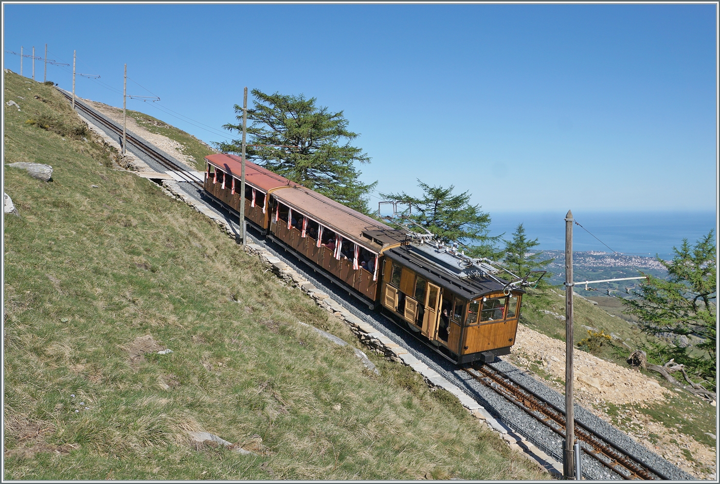 Steil bergauf führt die Trasse der Chemin de Fer de La Rhune, welches eine He 2/2 Drehstromloks mit ihrem Zug gerade befährt. Schön zu sehen, die erst vor kurzem total erneuerten Gleise der Bahn. 12. April 2024