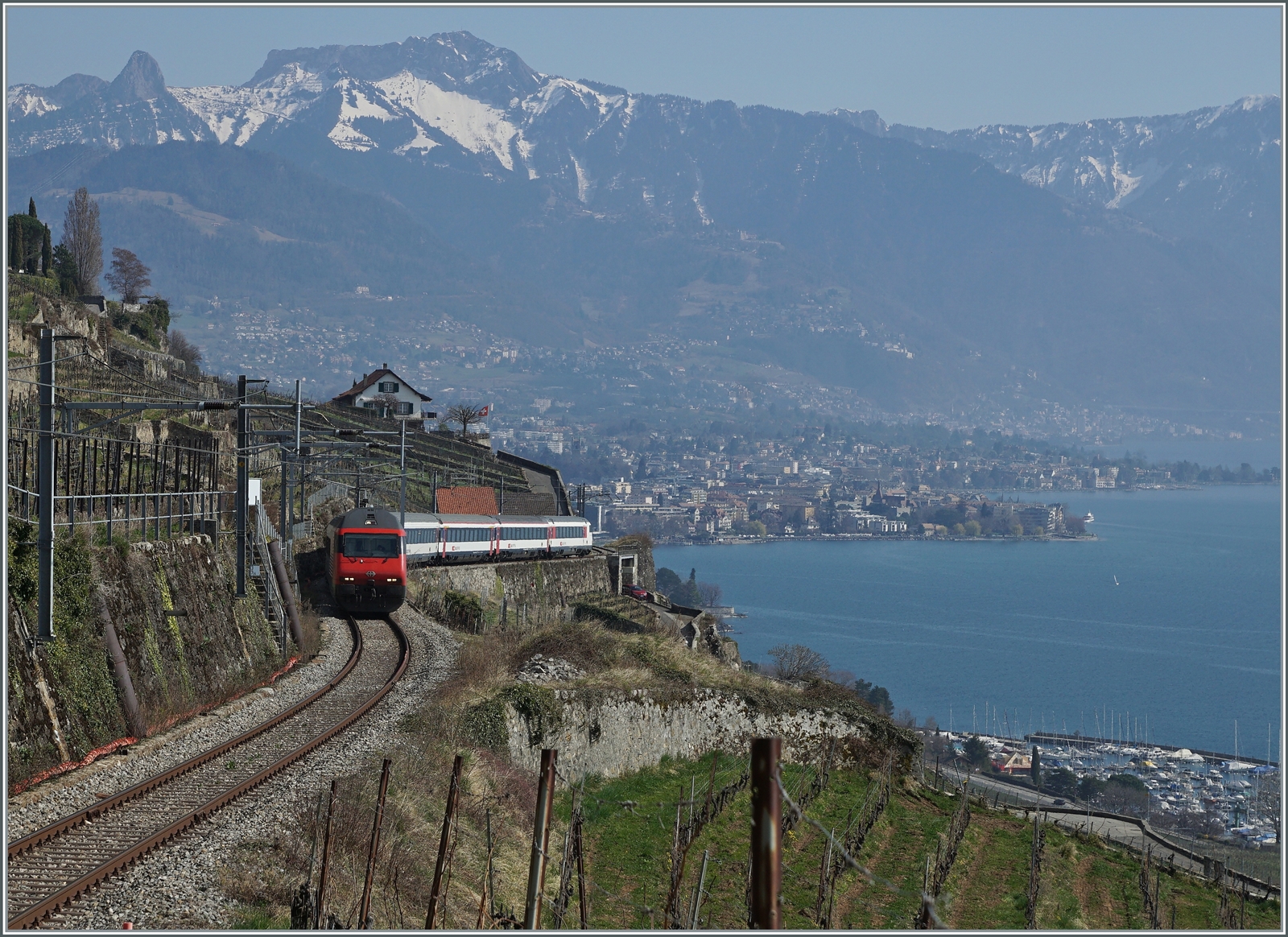 Umleitungsverkehr via die  Train de Vignes -Strecke und Palézieux statt dem See entlang. Die ist für die Reisenden mit einem Zeitverlust verbunden, beschert aber herrliche Ausblicke Eine SBB Re 460 ist oberhalb von St-Saphorin mit einem IR 90 auf dem Weg in Richtung Lausanne.

20. März 2022