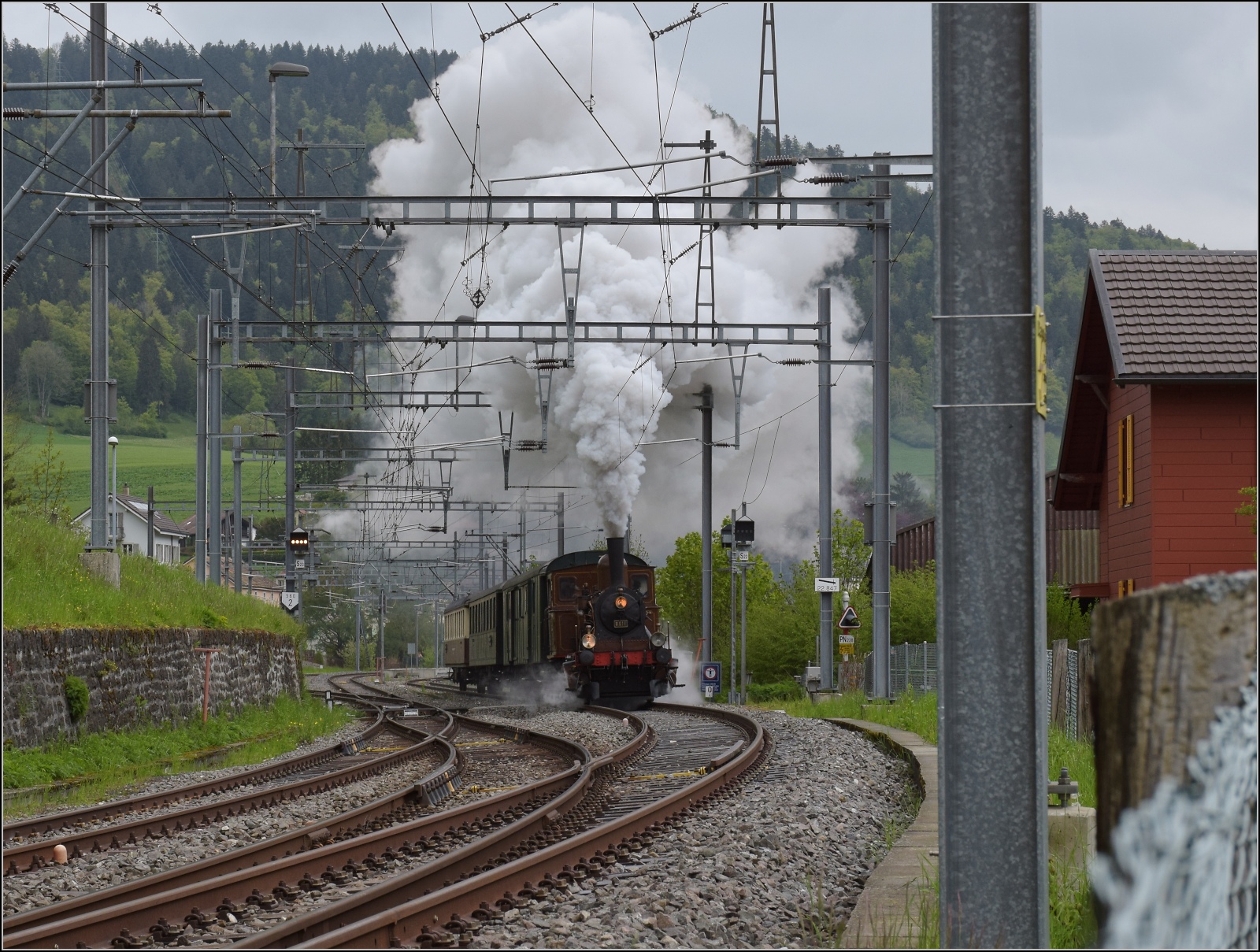 Vapeur Val-de-Travers: Train  Au fil de l'Areuse .

Ausfahrt von E 3/3 8511 aus Travers. Mai 2023.