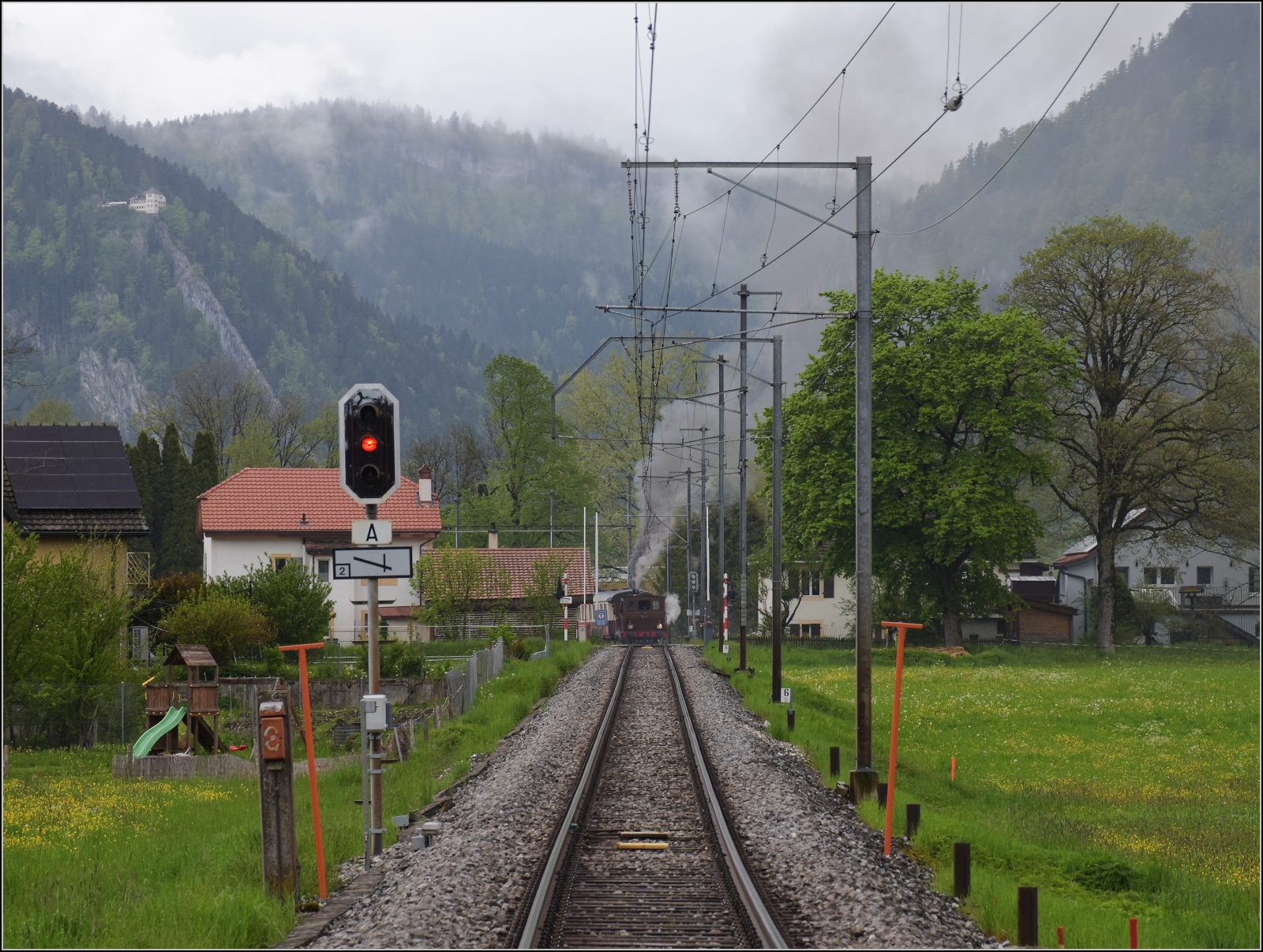 Vapeur Val-de-Travers: Train  Au fil de l'Areuse .

E 3/3 8511 wird offenbar von irgenwie am Verlassen von Môtiers gehindert. Hier sollte eigentlich die Verfolgung des Zuges starten. Also doch noch etwas näher hinfahren. Der Holperstart behinderte allerdings die ertragreiche Fotofahrt im Val Travers mit viel Dampf in keiner Weise. Mai 2023.

Noch ein kleiner Hinweis, sollte jemand den Trick noch nicht kennen. Man kann auch Kategoriegruppen ansehen, wenn man oben auf  alle Bilder  klickt. In diesem Fall kann man zusammenhängend alle Bilder von VVT kredenzen. Hier noch als Direktlink: http://igschieneschweiz.startbilder.de/name/galerie/kategorie/Neueste/hierarchie1/Vereine/hierarchie2/VVT+%7C+Vapeur+du+Val+de+Travers.html