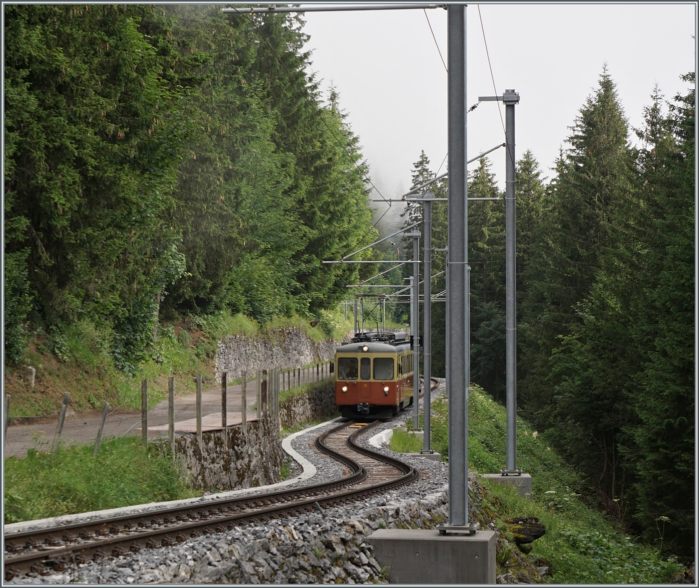 Von der Grütschalp her kommend ist der BLM Be 4/4 31  Lisi  kurz vor Mürren schon fast am Ziel seiner Fahrt. 

23. Juli 2024