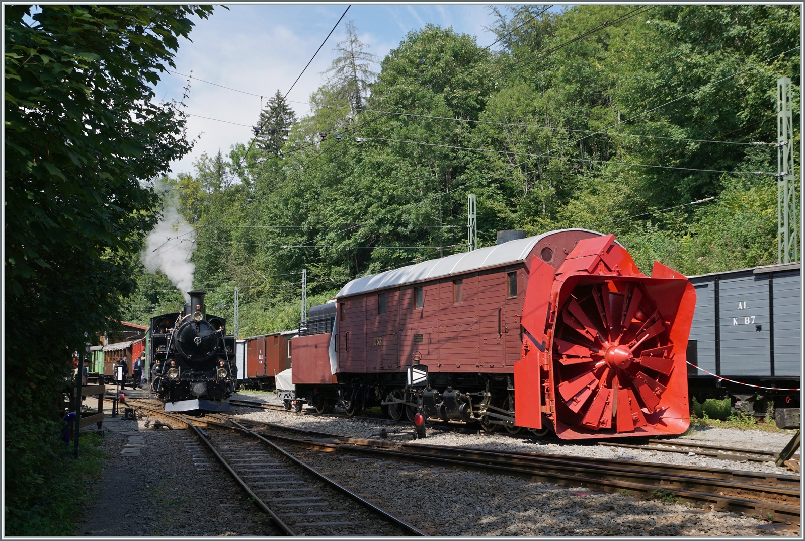 Während im Hintergrund die HG 3/4 N° 3 bei der Blonay Chamby Bahn nach ihrer Ankunft in Chaulin zur Bekohlung dampft, zeigt sich rechts im Bild die imposante Bernina Bahn X rot 1052. 

13. August 2023