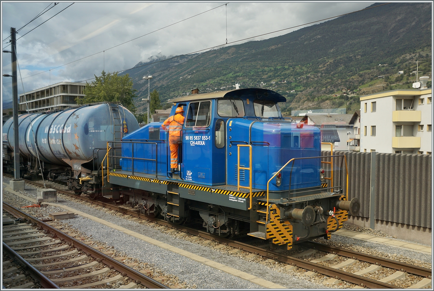 Wohl für das Lonza Werk rangiert die Em 3/3 853 (98 85 5837 853-1 CH-ARXA) in Visp. Da dieses Bild aus dem Zug aufgenommen worden war, stören leider einige Spiegelreflexe.

12. September 2024