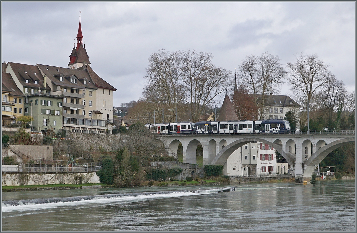Zwei AVA BDWM ABe 4/8  Diamant  in unterschiedlicher Farbgebung sind kurz nach der (während des Weihnachtsmarktes nicht bedienten Haltestelle) Bremgarten Obertor auf der Fahrt von Dietikon nach Wohlen und überqueren dabei die fotogene 156 Meter lange Reussbrücke.

6. Dezember 2024 