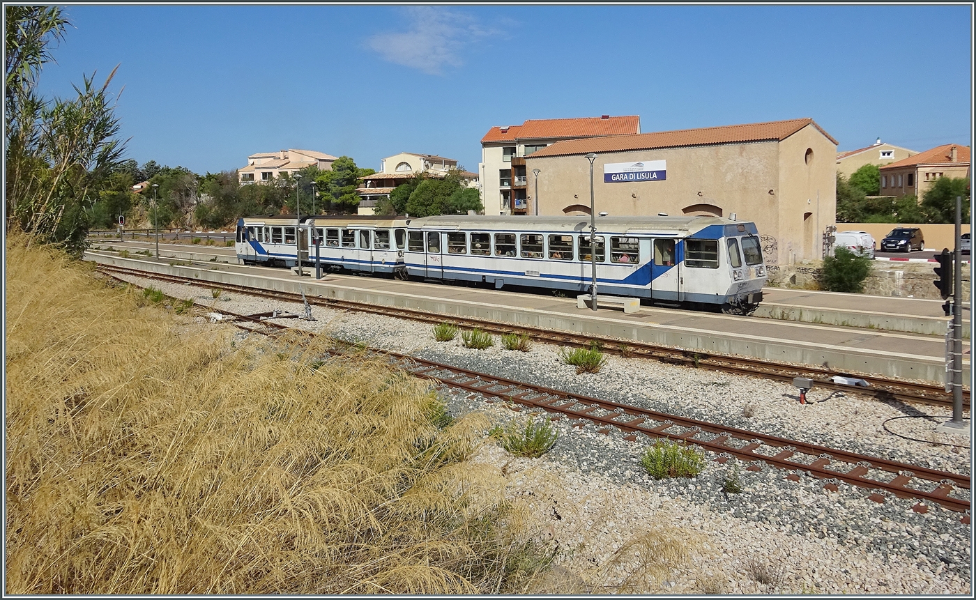 Zwei Dieseltriebewagen sind von Calvi kommend in lisula Rossa (I'ile Rousse) angekommen und werden nach einer kurzen Wendezeit nach Calvi zur�ckfahren. 

23. September 2026