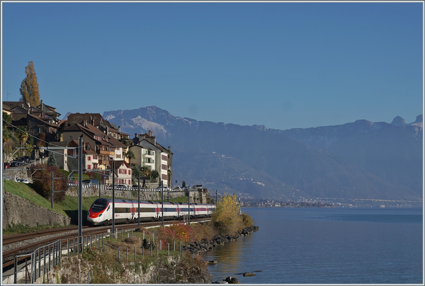 Zwei SBBB RABe 503 / ETR 610 sind als EC von Genève nach Milano bei St Saphorin unterwegs. 

15. Nov. 2024