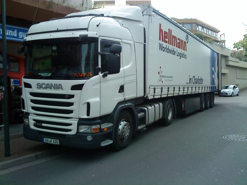 Szm Scania R 4 Mit Pritsche Planen Auflieger Der Spedition Hellmann Logistics Gesehen In Der Innenstadt Von Bad Durkheim Am 26 08 14 Fotowelten Startbilder De