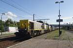 Am 14 Juli 2022 zieht 7856 ein Stahlzug durch Antwerpen-Noorderdokken.