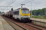 srie-13/677382/nmbs-1302-schleppt-ein-kesselwagenzug-durch NMBS 1302 schleppt ein Kesselwagenzug durch ein verregnetes Antwerpen-Luchtbal am 12 Augustus 2017.