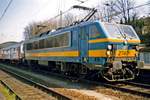 SNCB 2740 setzt sich am 23 Juli 1998 vor der Int.424 in Aachen Hbf. Dieser Zug kam aus Köln Hbf und soll über Lüttich, Brussel und Gent weiterfahren nach Oostende. 