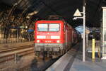 143 828 steht als S2 mit ziel Pirna im Bahnhof Dresden Hbf am 13.3.24
