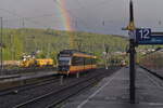 AVG Triebwagen 971 verlässt Neckarelz gen Heilbronn Hbf  während es regnet und von Obrigheim die Sonne durch die Wolken bricht. 20.4.2024