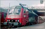Ziemlich Bild f�llend zeigt sich die DSB EA 3010 im Bahnhof von K�benhavn H mit ihrem Pendeltog von Helsing�r kommend und hier zur R�ckfahrt wendet. 
(Analogbild) 

13. Februar 1988